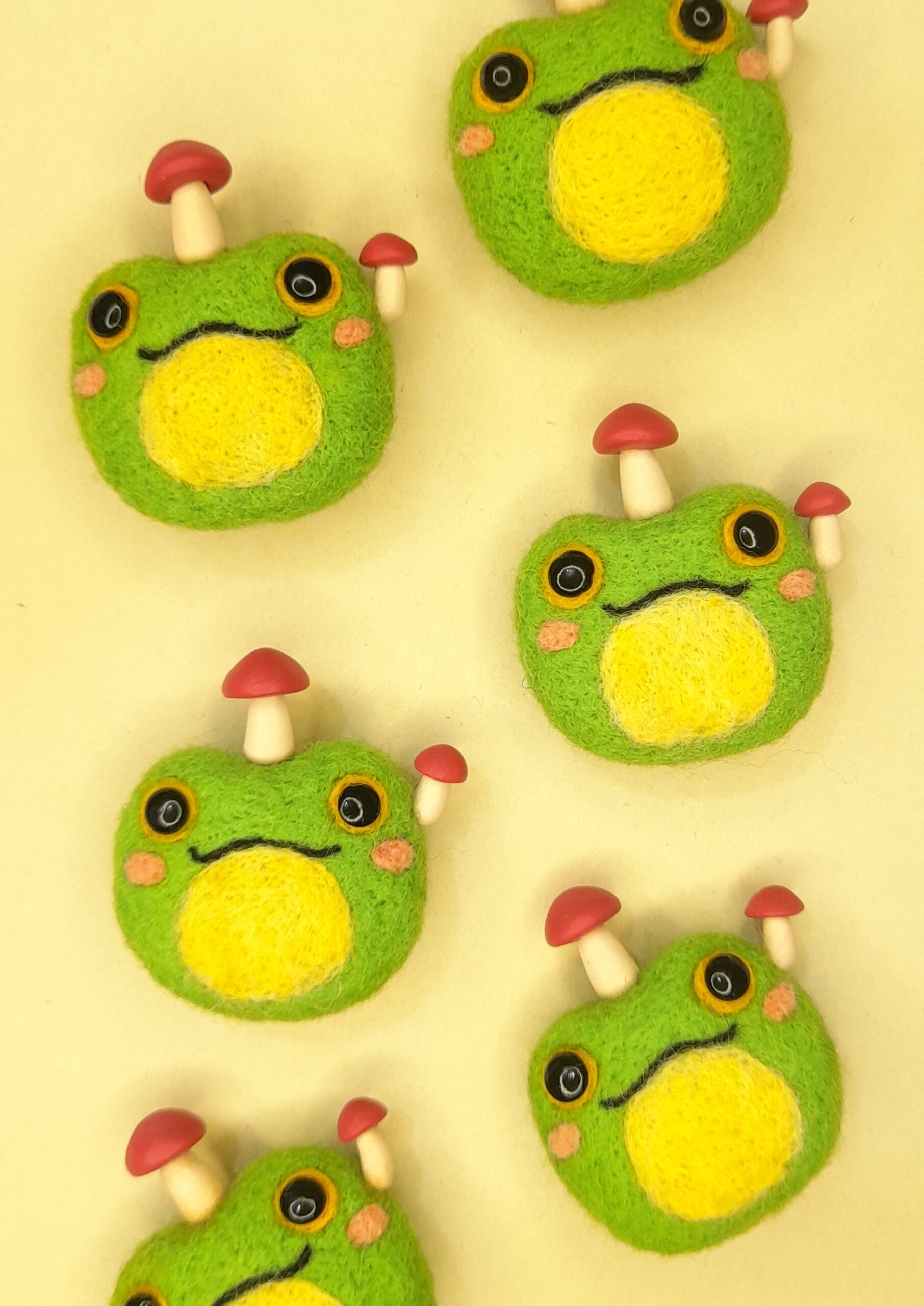 BROCHE RANA Y HONGUITOS: imagen 2